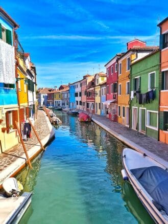 burano italijanski otok obisk s psom s psom na pot potepanje s psom